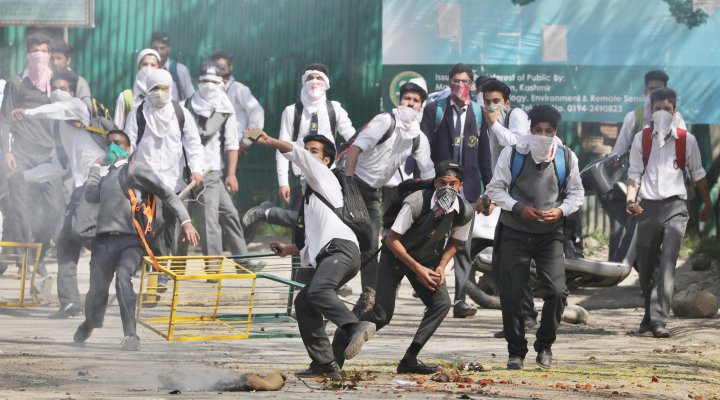 Students Clash With Police in Srinagar’s Lal Chowk
